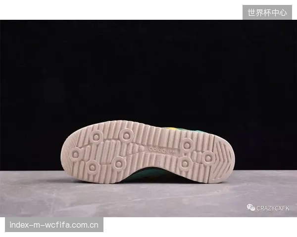 阿迪达斯通过复古设计强化与日本队的商业捆绑,意图在北美市场激活球迷的怀旧消费与文化认同。 阿迪达斯通过复古设计强化与日本队的商业捆绑,意图在北美市场激活球迷的怀旧消费与文化认同。
